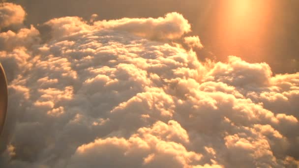 Zonsondergang boven de wolken — Stockvideo