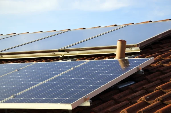 Paneles solares en un techo —  Fotos de Stock