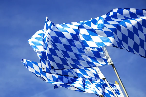 Bavyera bayraklar sallayarak Oktoberfest içinde