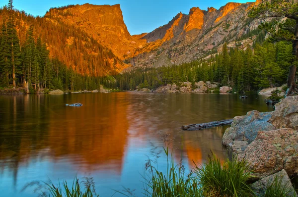 Dröm sjön vid soluppgången — Stockfoto