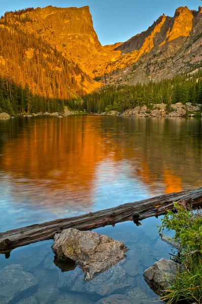 Озеро мечты на восходе солнца — стоковое фото