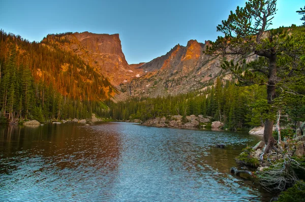 Dream Lake ao nascer do sol — Fotografia de Stock