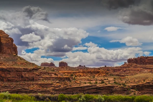 Vue depuis le sentier Corona Arch vers le fleuve Colorado — Photo