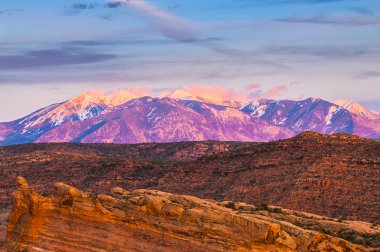 La sal dağlar gün batımında