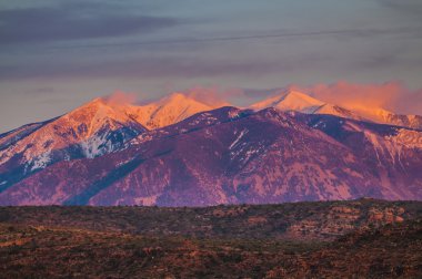La sal dağlar gün batımında