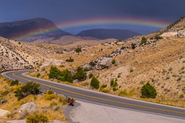 Rainbow over snelweg 14 leidt tot bighorn national forest — Stockfoto