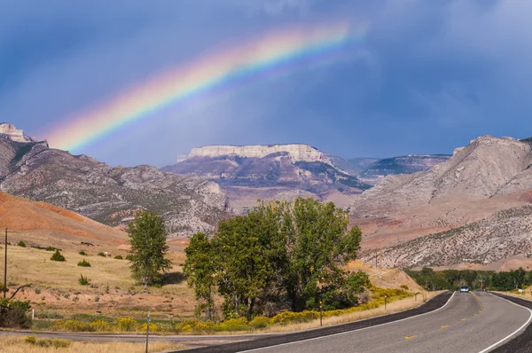 Arcobaleno sull'autostrada 14 che porta alla foresta nazionale di Bighorn — Foto Stock