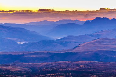 Dağlarda gün doğumu