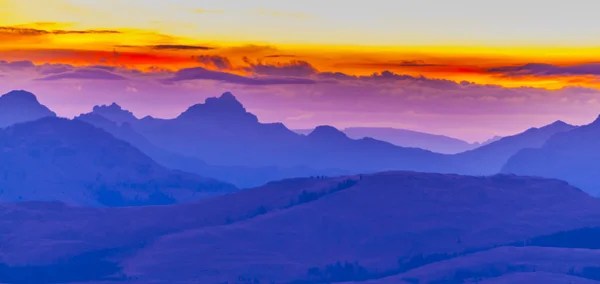 Soluppgång i bergen — Stockfoto