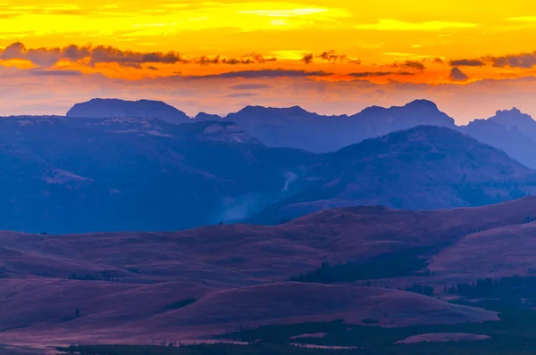 Lever de soleil dans les montagnes — Photo