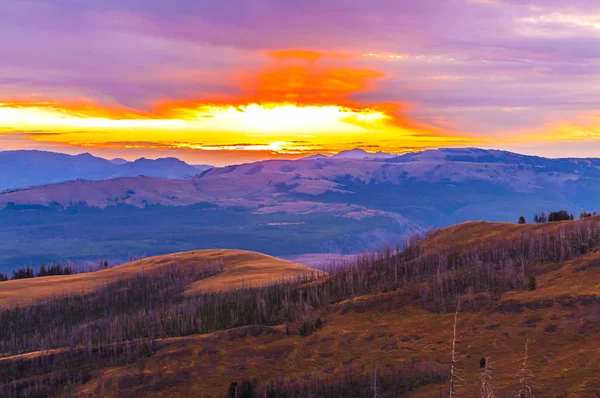 Salida del sol en las montañas — Foto de Stock