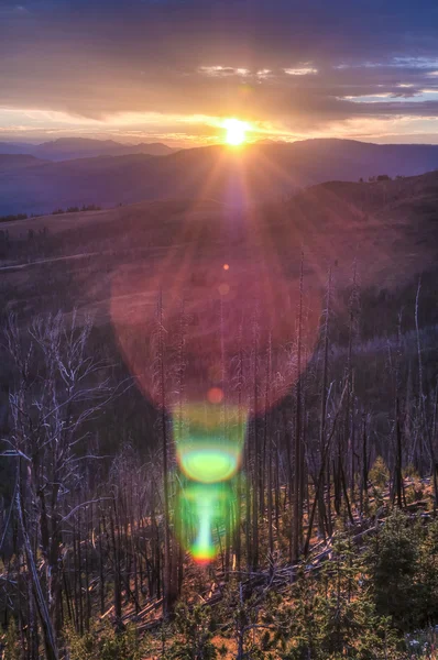 Lever de soleil dans les montagnes — Photo