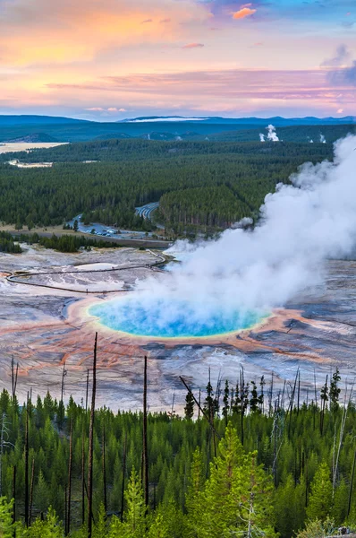 Grand geyser prismatique d'en haut — Photo