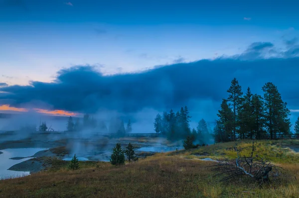 Схід сонця в західному пальця гейзер басейні - Yellowstone — стокове фото
