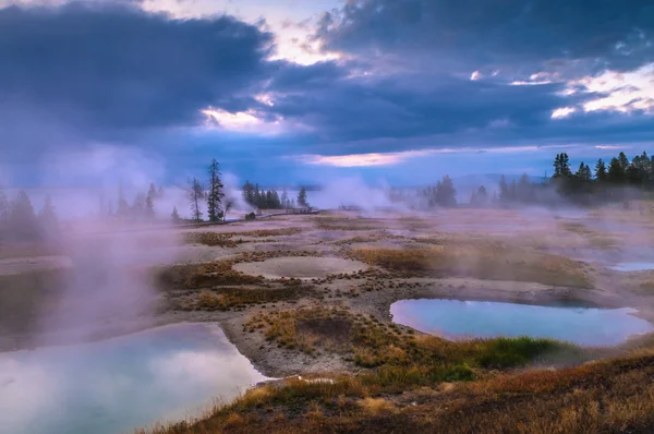 Схід сонця в західному пальця гейзер басейні - Yellowstone — стокове фото