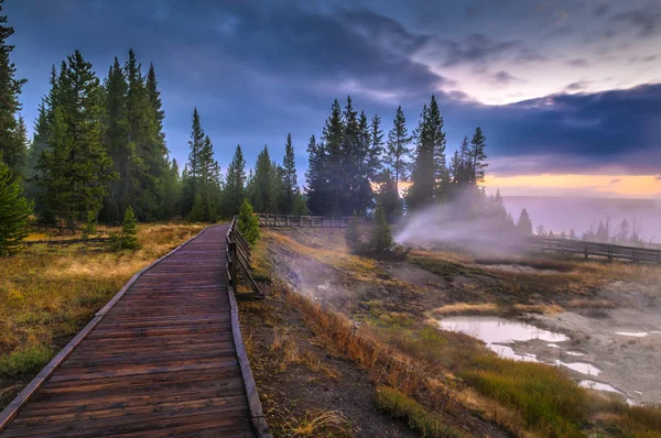 Sunrise a West Thumb gejzír medence - Yellowstone — Stock Fotó