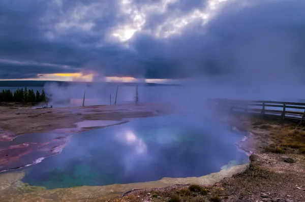 Ανατολή του ηλίου στη Δυτική λεκάνη geyser αντίχειρα - yellowstone — Φωτογραφία Αρχείου