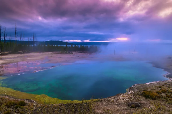 Salida del sol en la cuenca del West Thumb Geyser - Yellowstone — Foto de Stock