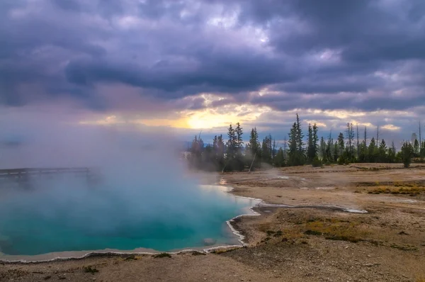 Piscina Negra - West Thumb Geyser Basin de manhã cedo — Fotografia de Stock