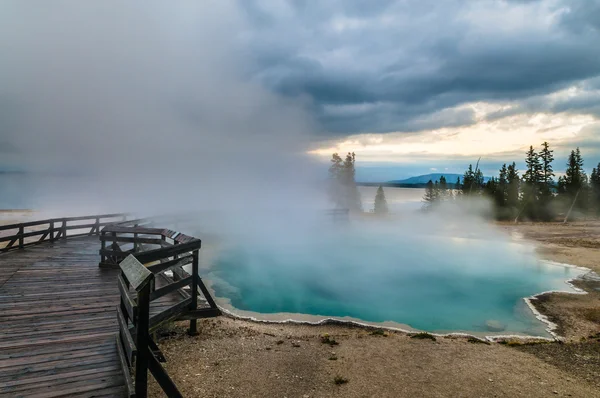 Black Pool - West Thumb Geyser Basin early morning — Stock Photo, Image