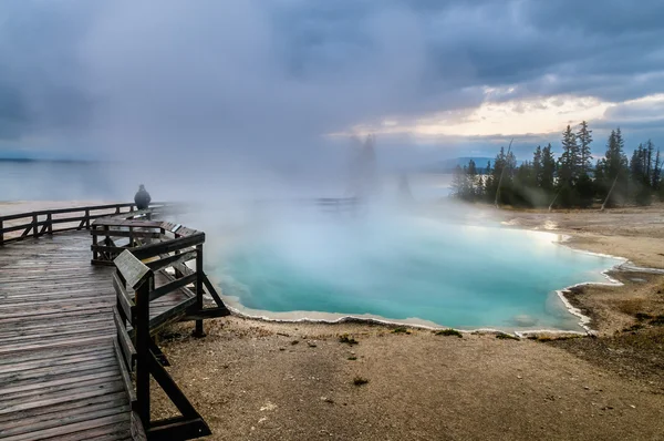 Piscina negra - West Thumb Geyser Basin temprano en la mañana —  Fotos de Stock