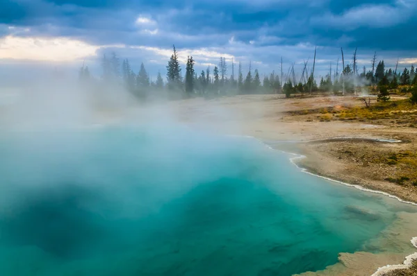 Black Pool - West Thumb Geyser Basin early morning — Stock Photo, Image