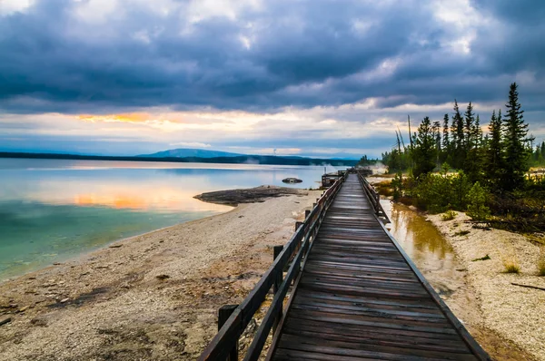 Koni sıcak bahar yellowstone balıkçılık yakın çok güzel bir sabah — Stok fotoğraf