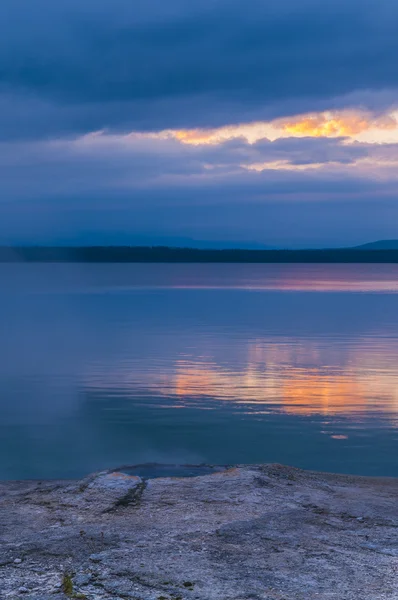 Hermosa mañana cerca de Pesca Cono de aguas termales yellowstone —  Fotos de Stock