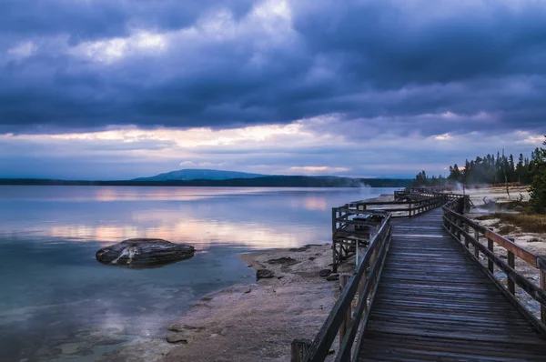 Hermosa mañana cerca de Pesca Cono de aguas termales yellowstone — Foto de Stock