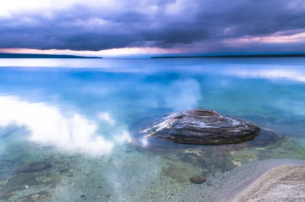 Krásné ráno poblíž rybářské kužel vřídelní yellowstone — Stock fotografie