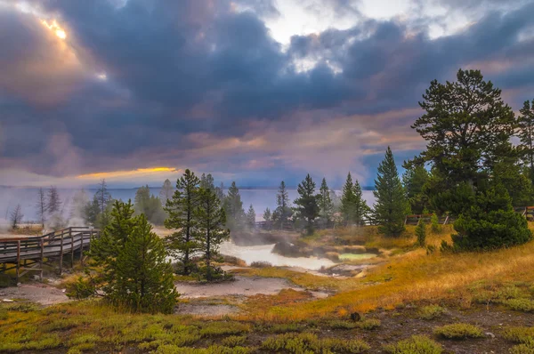 Sunrise a West Thumb gejzír medence - Yellowstone — Stock Fotó