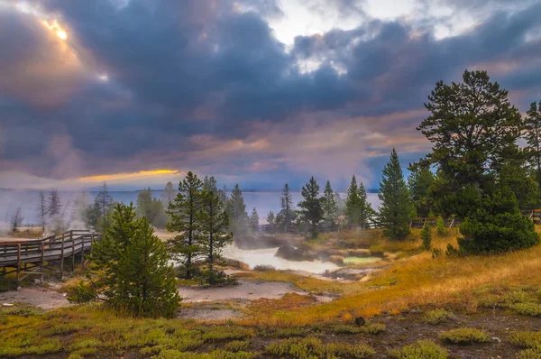 Схід сонця в західному пальця гейзер басейні - Yellowstone — стокове фото