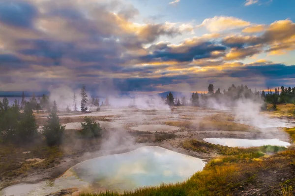 Východ slunce v západu palec gejzír povodí - yellowstone — Stock fotografie