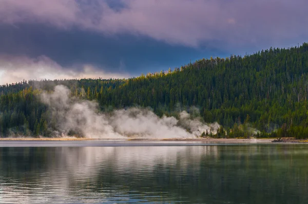 Västra tummen geyser basin — Stockfoto