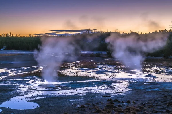 Norris geyser basin efter solnedgången — Stockfoto