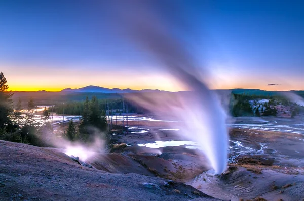 日没後の norris の間欠泉盆地 — ストック写真