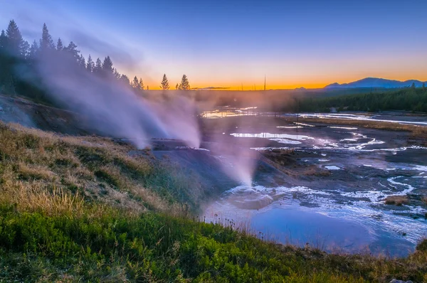 Norris geyser basin na zonsondergang — Stockfoto