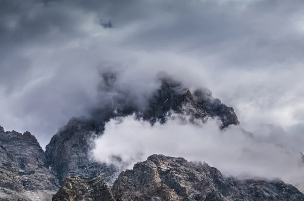 Picchi montuosi nuvolosi Grant Teton National Park — Foto Stock