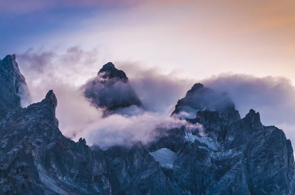 夕暮れ曇りがちな山ピーク — ストック写真