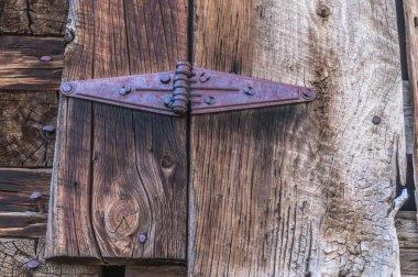 Eski pencere menteşesi ve ahşap doku