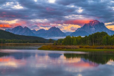 Dağlarda güzel bir gün doğumu