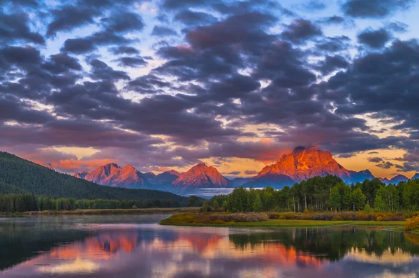 Hermoso amanecer en las montañas —  Fotos de Stock