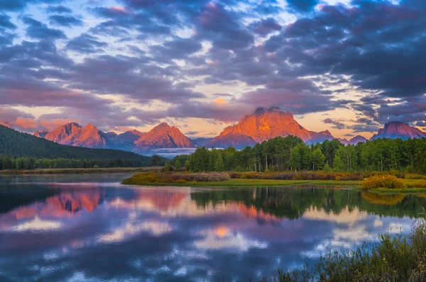 Beautiful Sunrise in the Mountains — Stock Photo, Image