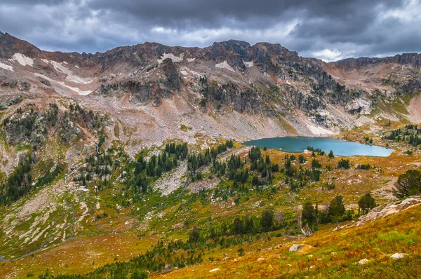 Jezero samota udolím — Stock fotografie