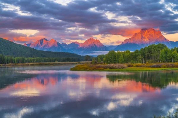 Bella alba in montagna — Foto Stock