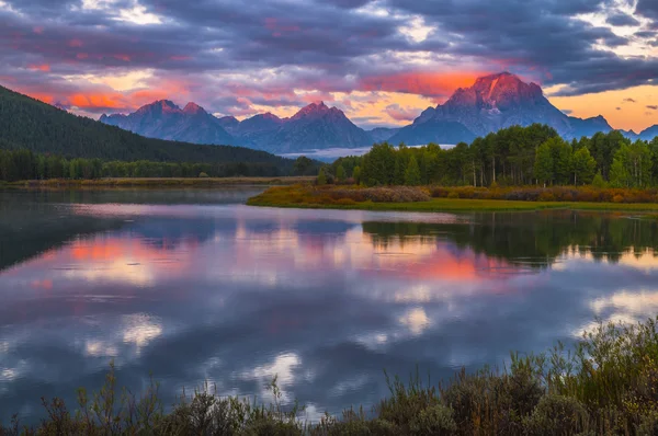 Beau lever de soleil dans les montagnes — Photo