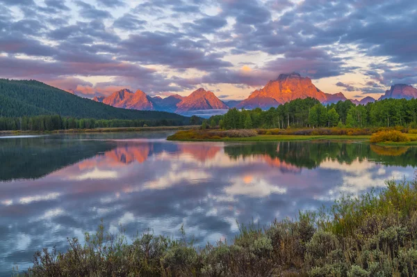 Hermoso amanecer en las montañas — Foto de Stock