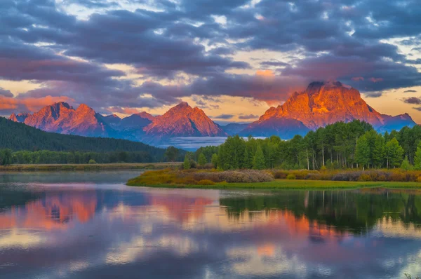 Hermoso amanecer en las montañas — Foto de Stock