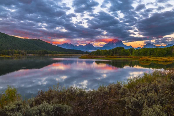 Beau lever de soleil dans les montagnes — Photo