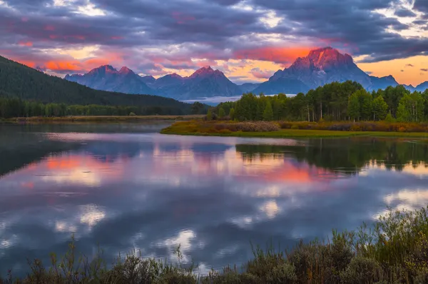 Hermoso amanecer en las montañas Imagen de archivo